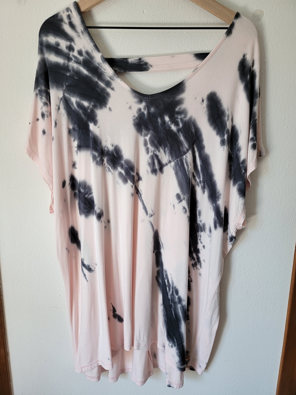 Lane Bryant Livi Pink & Black Tie-Dye V-Neck Tunic With Cut Out Back 22/24 EUC